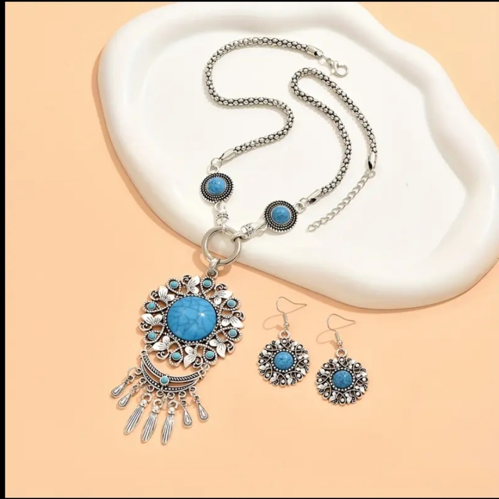 Vintage Stye Blue & Silver Pendant Necklace/Earrings Set. NWT
